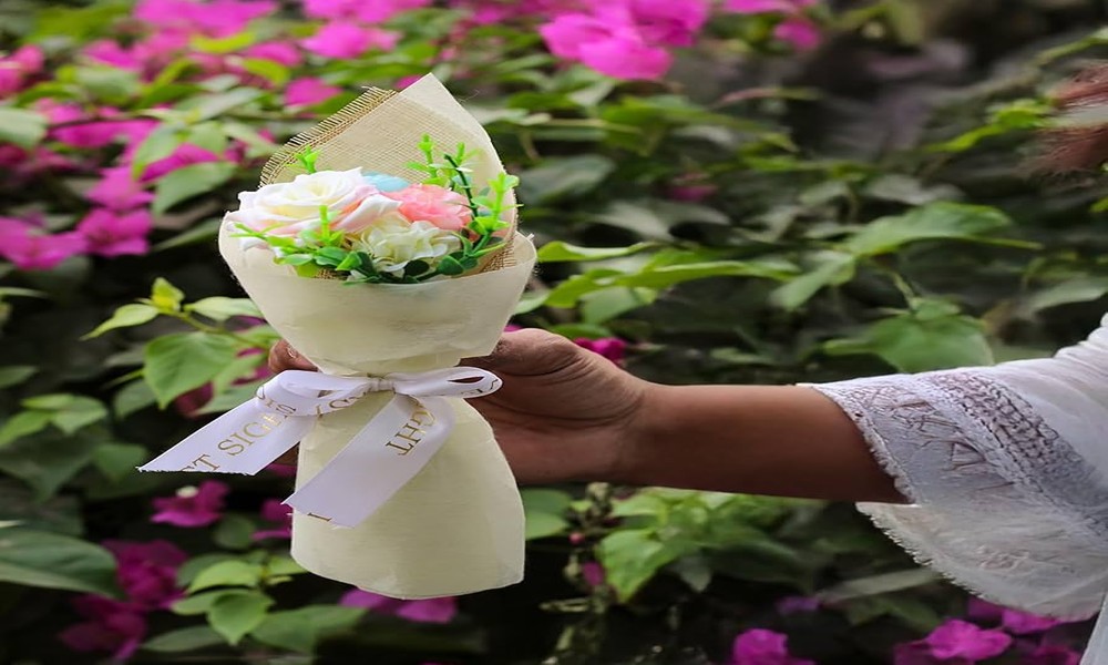 Affordable hand bouquet options that still look elegant and premium
