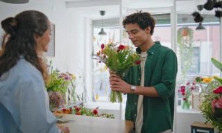 Fresh vs Preserved: What Your Flower Shop in Singapore Should Offer